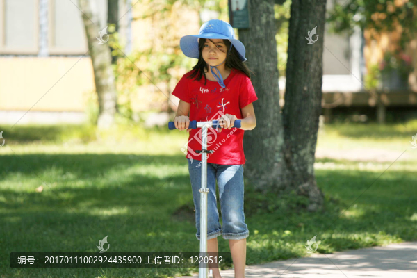 享受她的滑板車