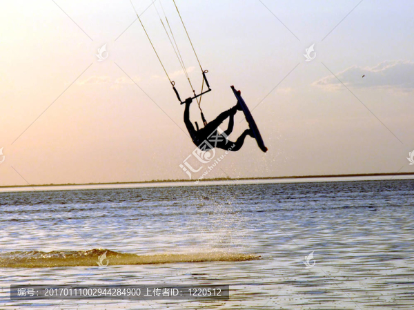 一個(gè)與輪廓；飛行在一灣水