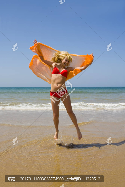 海灘；女孩；海洋；沙灘；太陽；跳躍