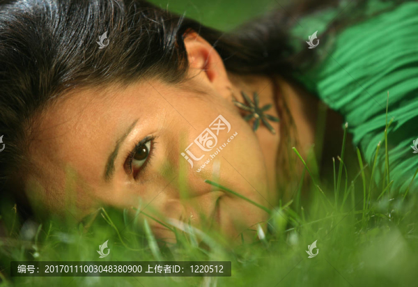 在草地上的女孩