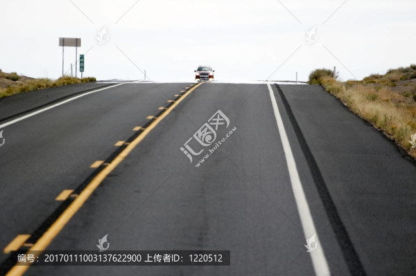 汽車在公路上