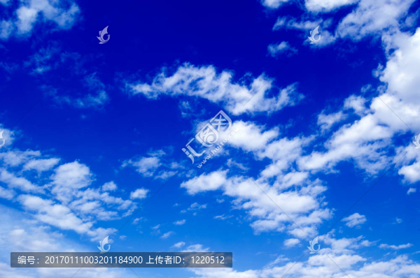 藍(lán)色天空。