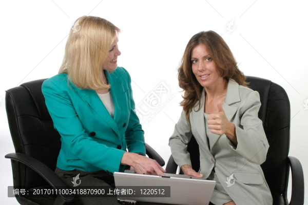 筆記本電腦上的女人11