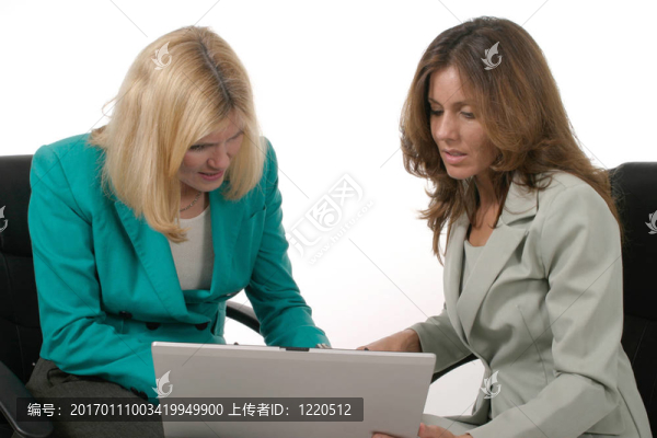 7筆記本電腦上的2個女人
