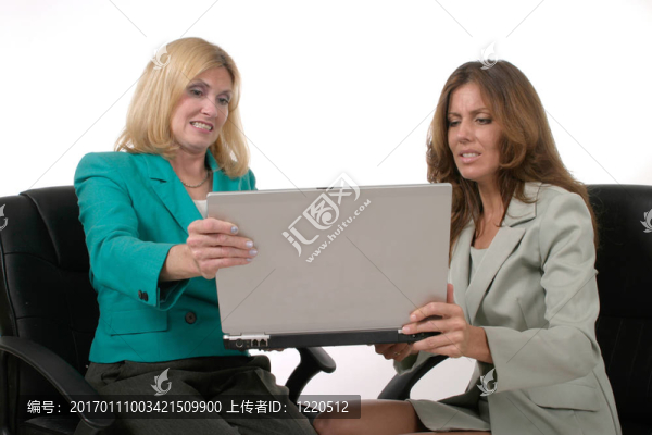 8筆記本電腦上的2個女人