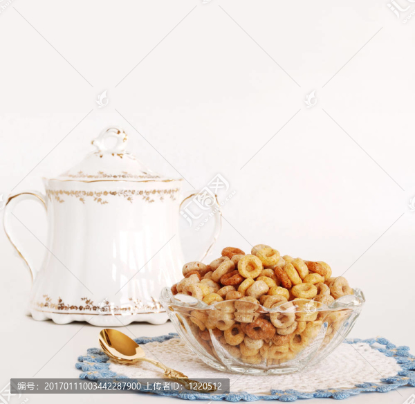 多谷物谷物在老式菜肴