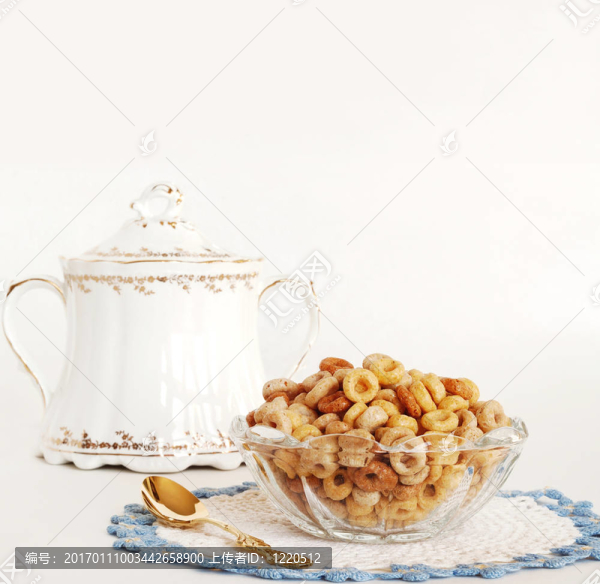 多谷物谷物在老式菜肴