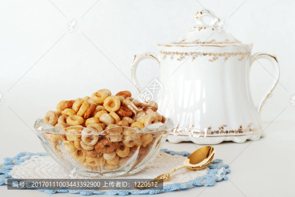 多谷物谷物在老式菜肴
