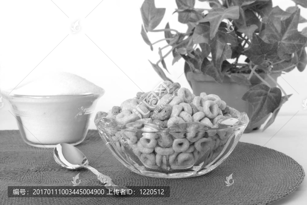 早餐麥片和一碗黑白相間的糖