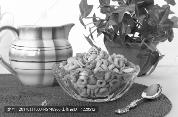 早餐麥片在一個(gè)玻璃碗與奶油投手在黑色和白色