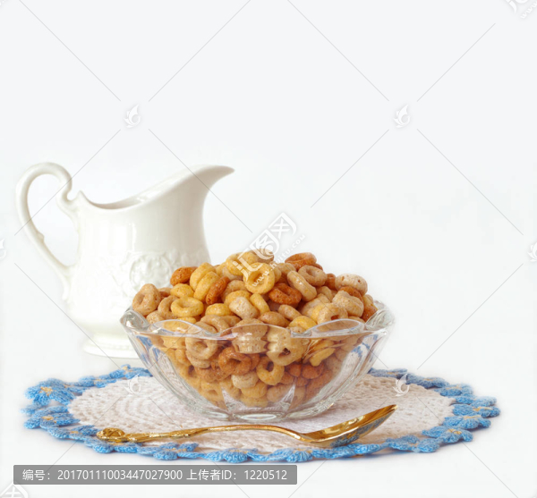 早餐麥片在玻璃碗和老式奶油投手孤立White