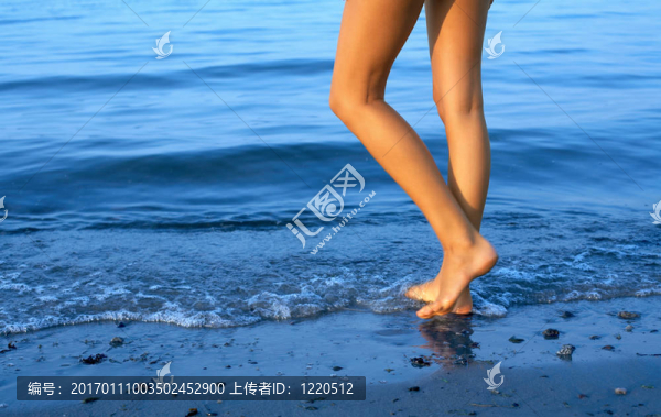 獨自在海灘