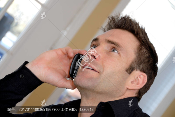 在打電話