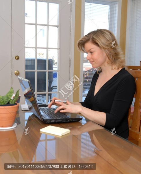 女人在筆記本電腦