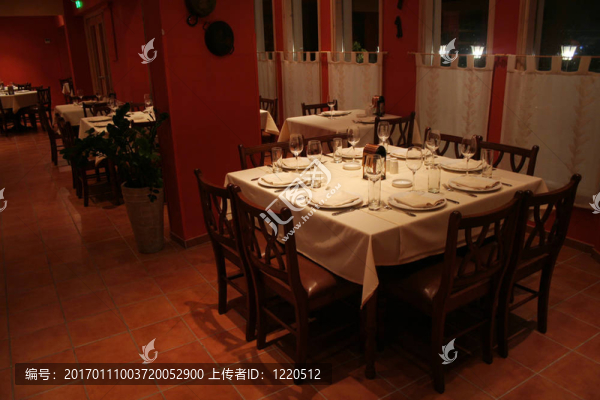 餐廳的桌子