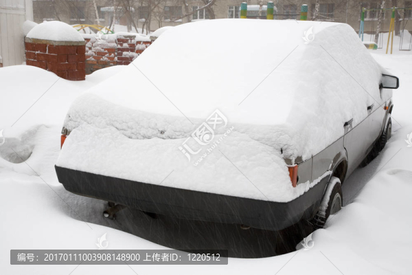被雪覆蓋的車