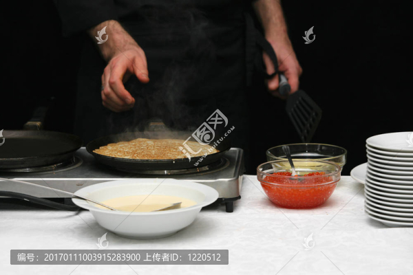 煎餅配魚(yú)子醬