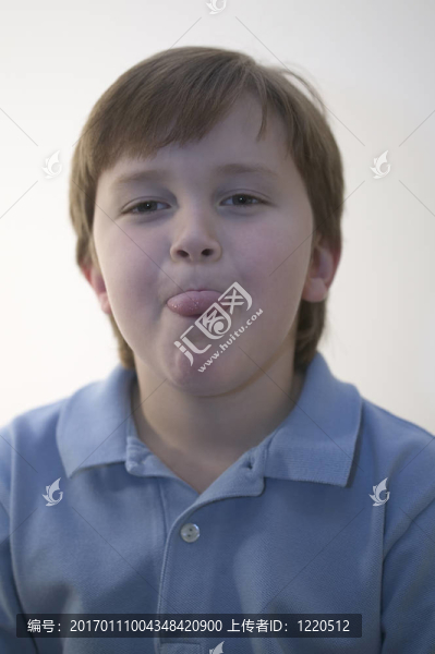 男孩伸出舌頭