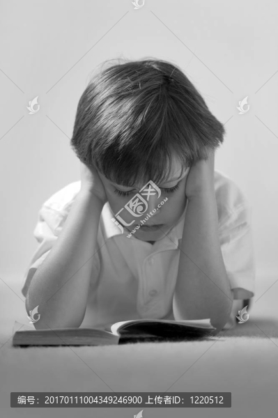 男孩讀