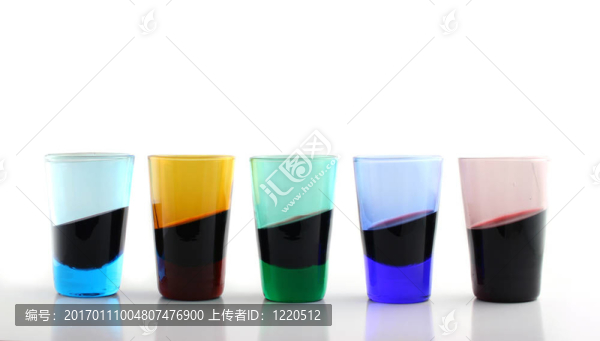 傾斜的飲料