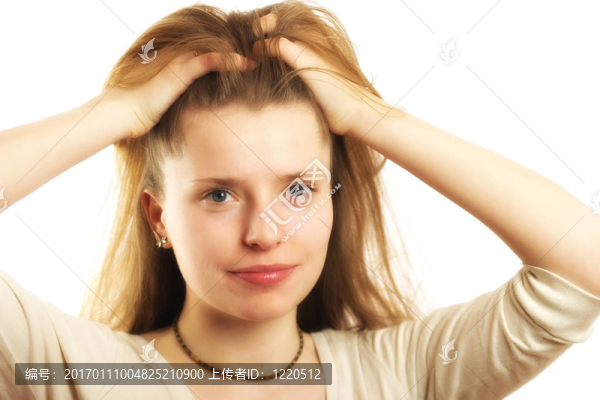 女人梳頭發(fā)