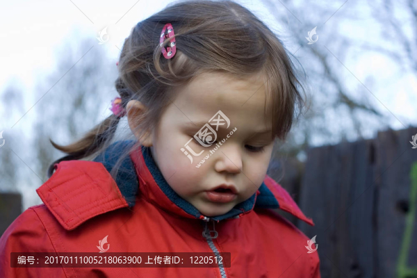 穿紅衣服的女孩