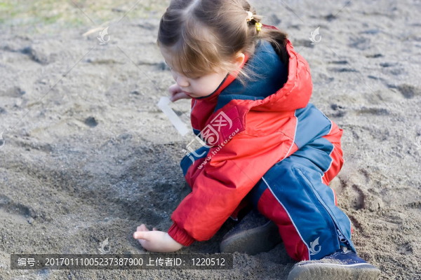 沙子里的女孩
