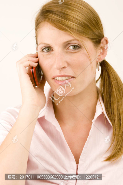 帶電話的女人。