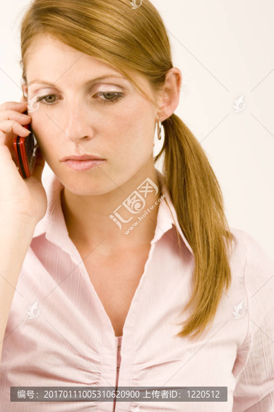 帶電話的女人。