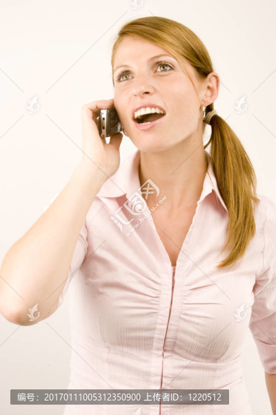 帶電話的女人。