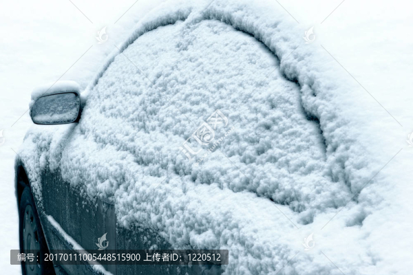 汽車在鎮(zhèn)上的降雪