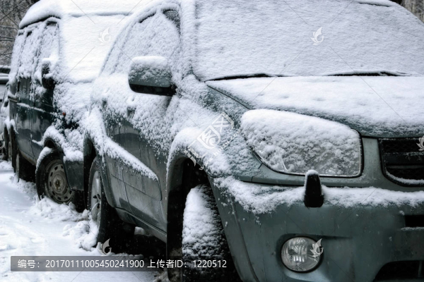 汽車在鎮(zhèn)上的降雪
