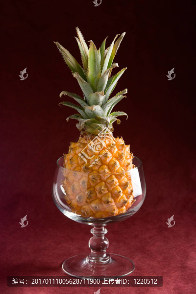 玻璃中的菠蘿