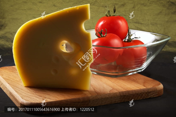 大塊香奶酪和西紅柿