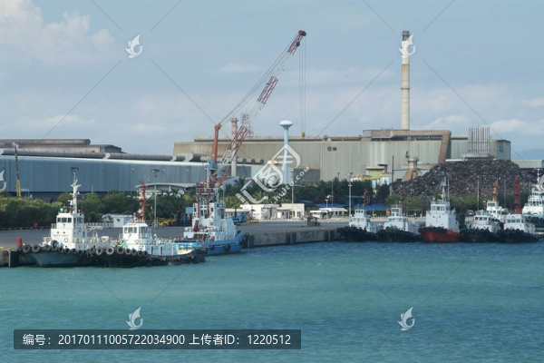 在一個(gè)工業(yè)港口拖輪