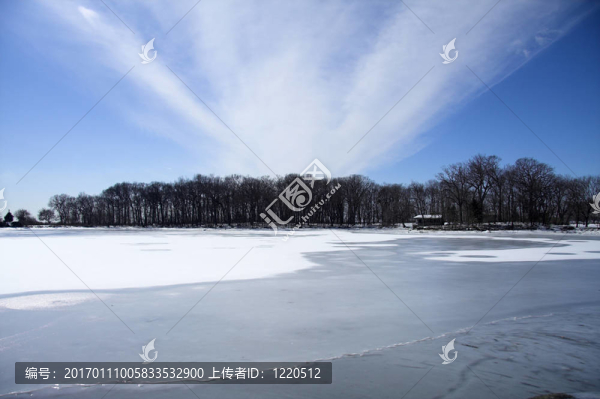 結(jié)冰湖上的小屋