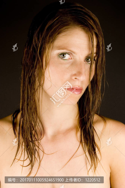 濕頭發(fā)的年輕女子-匯圖網(wǎng) www.fosd68.com 濕頭發(fā)的年輕女子