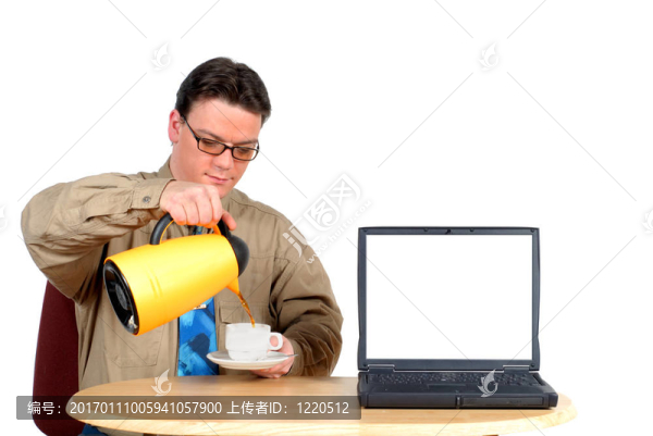 喝咖啡休息的年輕商人