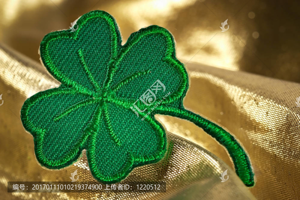 四葉三葉草與金色光芒