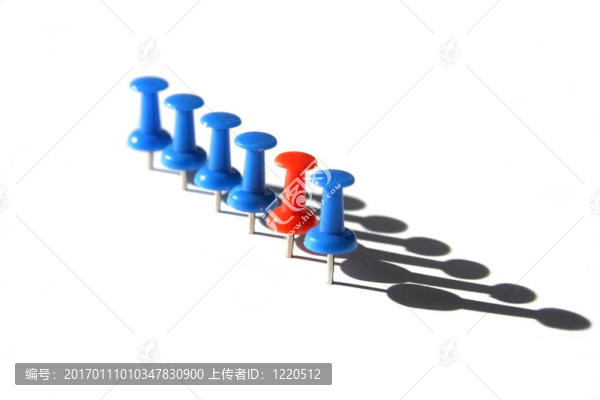 個(gè)人站出來(lái)