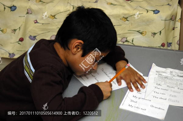 孩子做作業(yè)