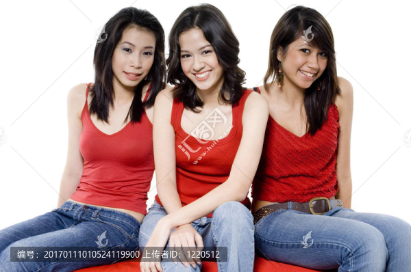 三個女人坐在