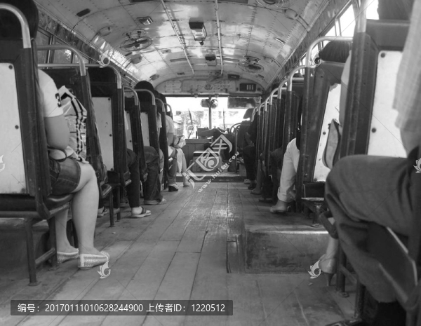 在公共汽車上