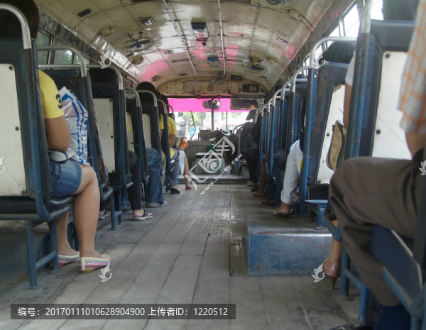 在公共汽車上