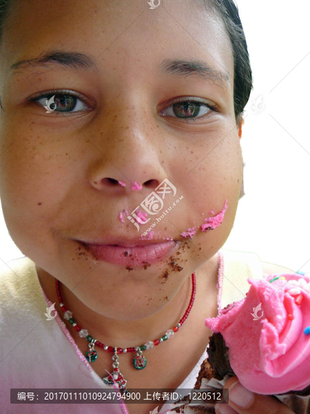 孩子吃蛋糕-匯圖網(wǎng) www.fosd68.com 孩子吃蛋糕