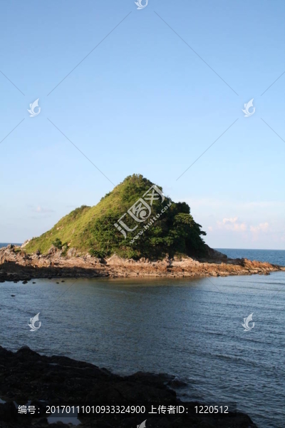 海邊的山