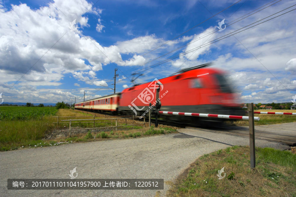 火車(chē)穿過(guò)鐵路道口。