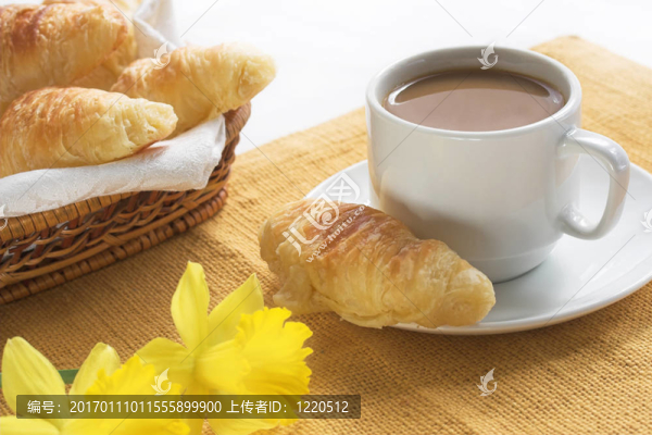 咖啡和羊角面包