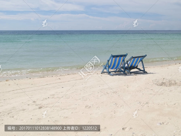 海灘上的兩把椅子