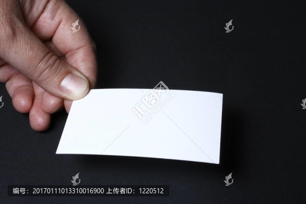 拿著一張白色的名片
